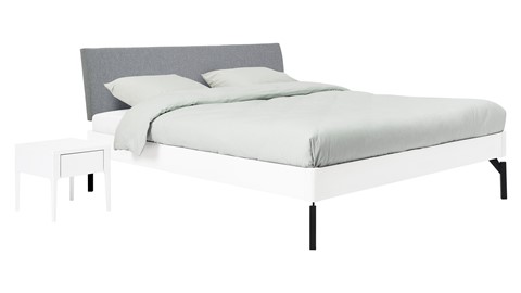 Bed Sky beuken met hoofdbord stof en poot metaal, wit stof basalt