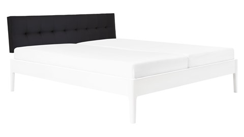 Bed Sky beuken met hoofdbord gecapitonneerd en poot hout, wit lederlook zwart