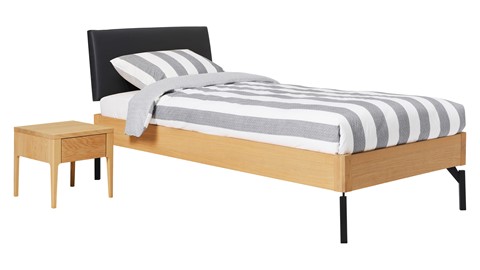 Bed Sky eiken met hoofdbord stof en poot metaal, honing lederlook zwart