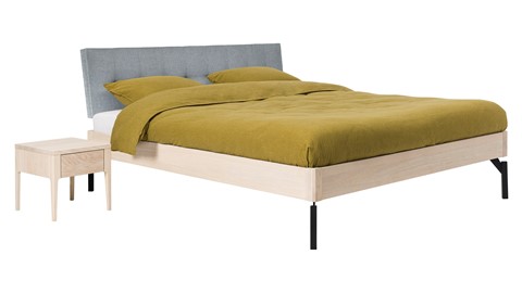 Bed Sky eiken met hoofdbord gecapitonneerd en poot metaal, eiken stof basalt