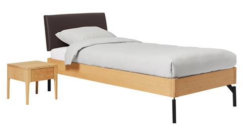 Bed Sky eiken met hoofdbord stof en poot metaal, honing lederlook grijs