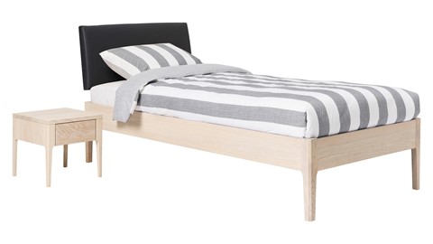 Bed Sky eiken met hoofdbord stof en poot hout, eiken lederlook zwart