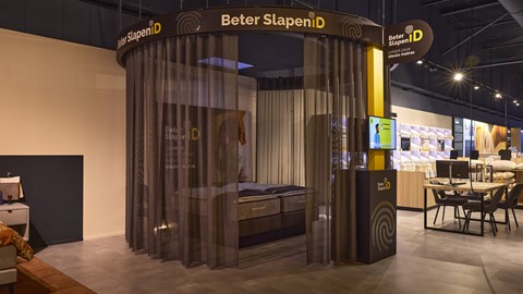 een bed met een luifel met gordijnen