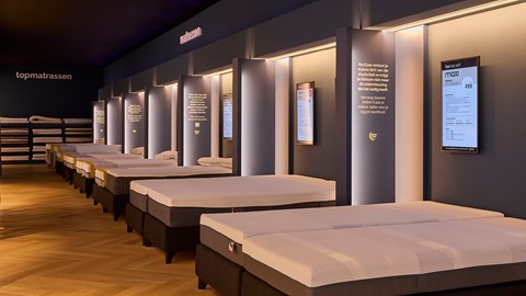 Een kamer met rijen matrassen