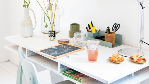 een tafel met een krijtbord en een glas vloeistof