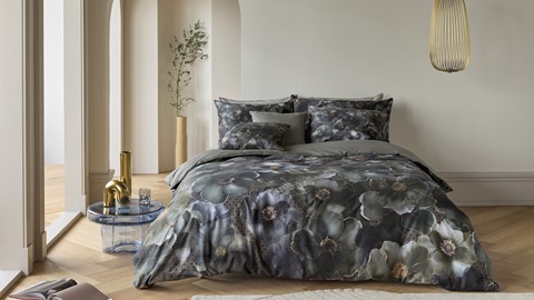 een bed met een bloemmotief erop