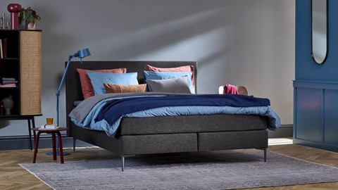 Antraciete boxspring in slaapkamer