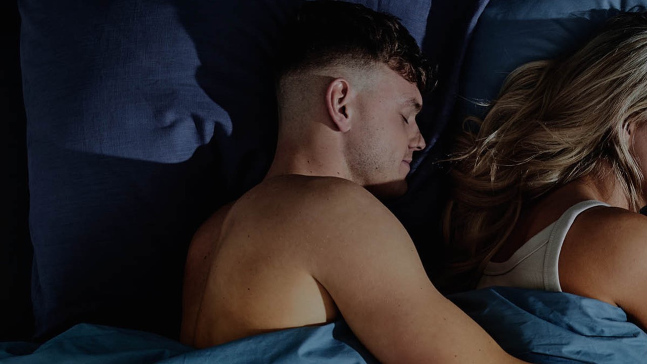 Dit is waarom mannen in slaap vallen na de seks Beter Bed