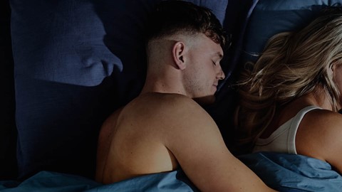Een mensenslaap in bed