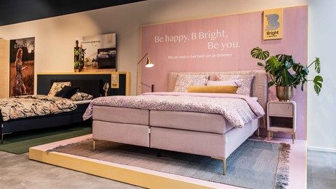 een bed met een roze bedframe