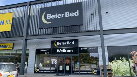 een winkelpui met een uithangbord