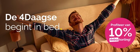 Man wordt wakker en rekt zich uit in bed, profiteer van 10% extra korting