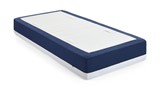 een matras op een witte achtergrond