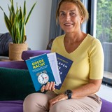 Een vrouw met boeken en een klok