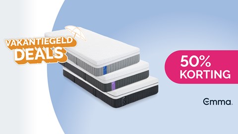 een stapel matrassen op een blauwe achtergrond