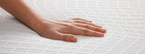 een hand op een wit oppervlak