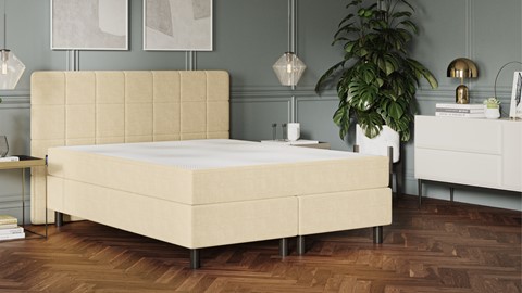 een bed in een kamer
