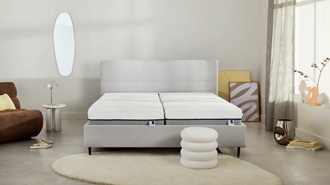 een bed met een wit kussen