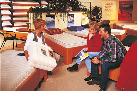 Een groep mensen die op een bank zitten