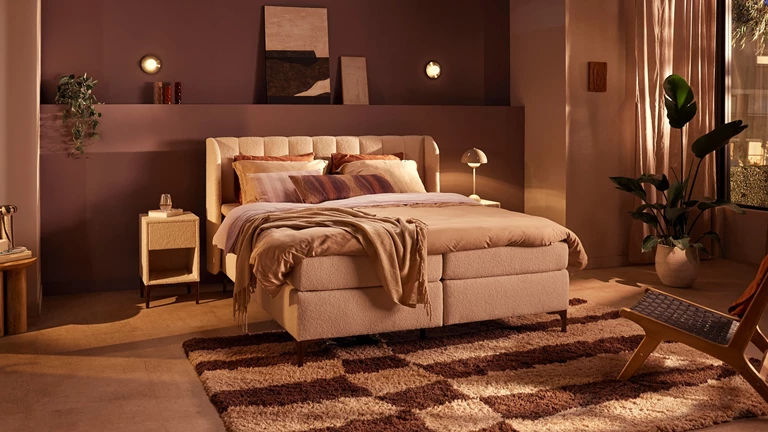 Compleet bed in ingerichte slaapkamer