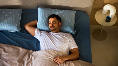 Een mensenslaap in een bed