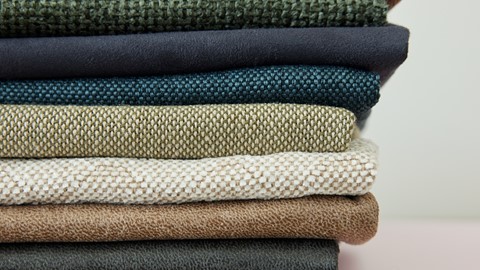 een stapel stof met verschillende kleuren