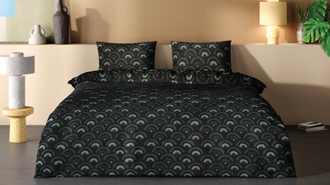 een bed met zwarte lakens en kussens