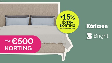 een bed met kussens en een bord