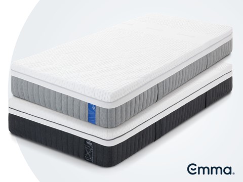 Een stapel matrassen op een witte achtergrond