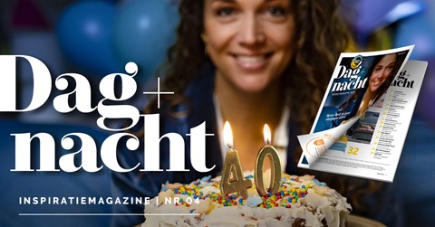 Een vrouw die bij camera glimlacht