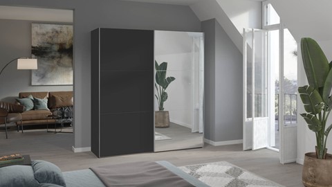 Een zwarte kledingkast in een kamer