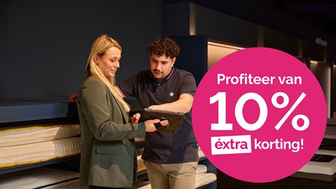 Een man en een vrouw die naar een tablet kijken