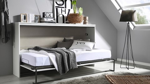 een bed met een plant erop