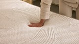 de hand van een persoon op een matras