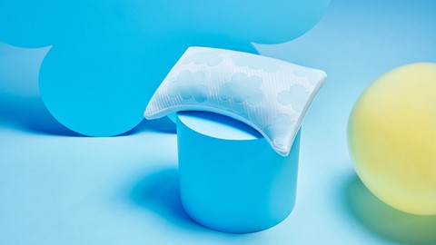 Een kussen op een cilinder