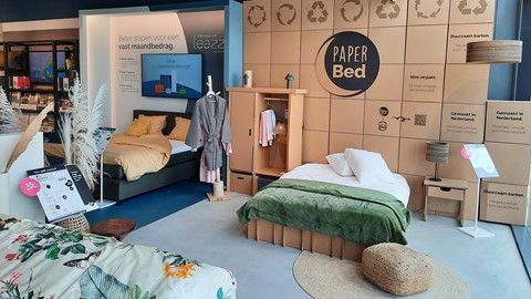 een kamer met twee bedden en een plank