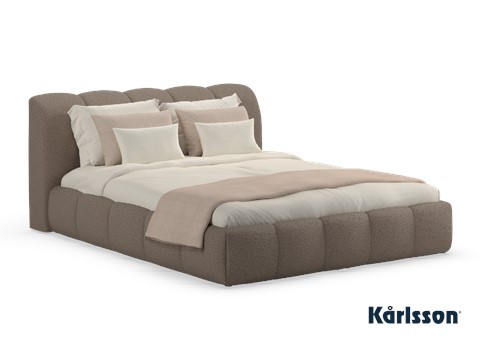 een bed met kussens erop