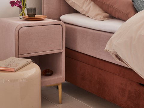 een bijzettafel naast een bed