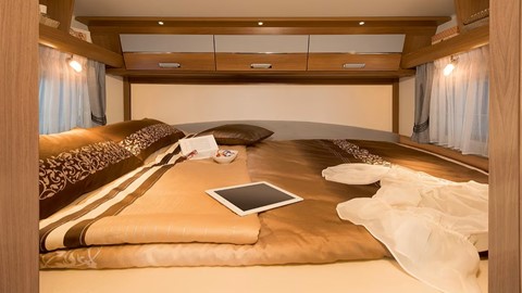 een bed met een tablet en een boek