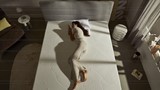 Een vrouw liggend op een bed