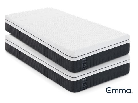 Een stapel matrassen op een witte achtergrond