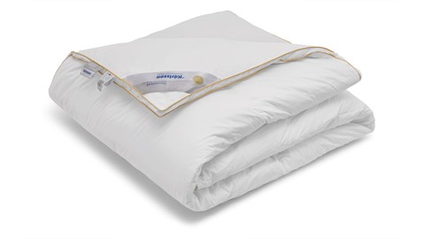 een witte deken met een gele rand