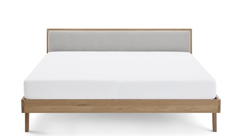 een bed met een wit laken