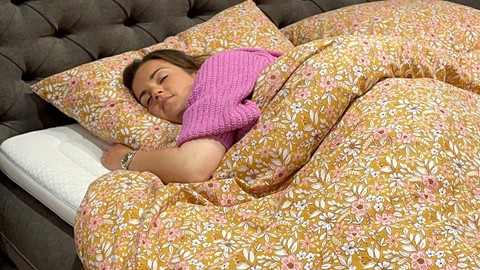 Een vrouwenslaap in bed