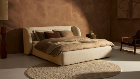 een bed met een rond tapijt en een rond tapijt