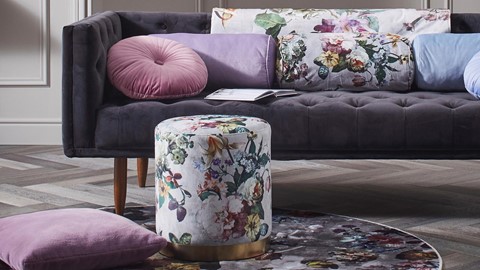 een bank met kussen met bloemenmotief