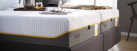 een matras met een tijdschrift en een bril erop