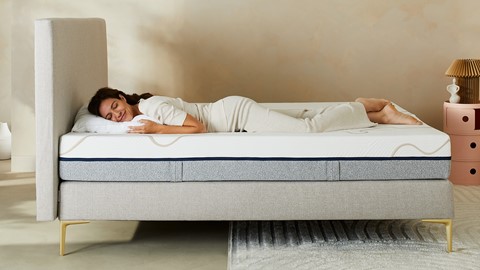 Een vrouw die op een matras slaapt