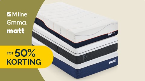 Een stapel matrassen op een witte achtergrond