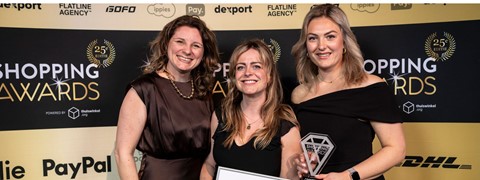 een groep vrouwen die poseert voor een foto